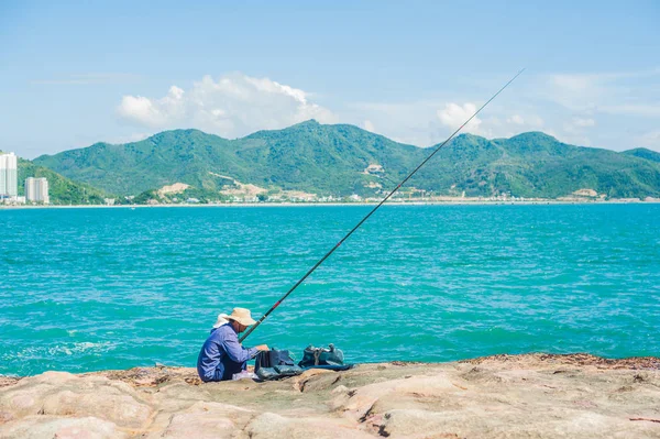Pescadores vietnamitas sentados en el borde — Foto de Stock
