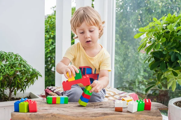 Çocuk ile renkli plastik blok — Stok fotoğraf