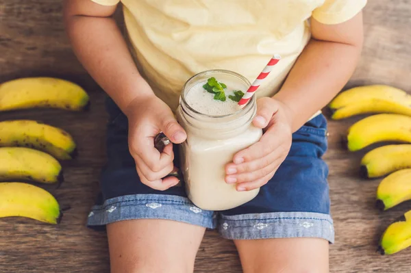 Мальчик с банановым коктейлем — стоковое фото