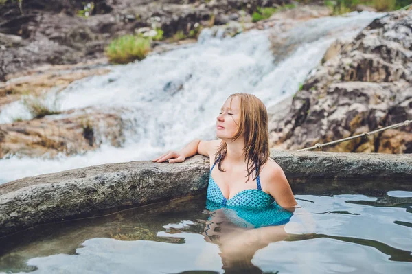 Vrouw ontspannen in hete lente zwembad — Stockfoto