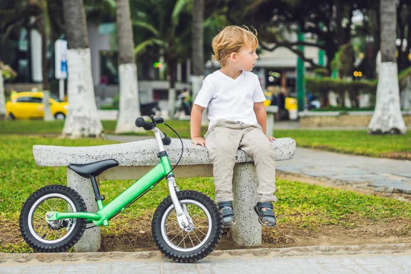 Мальчик-блондин за рулем велосипеда — стоковое фото