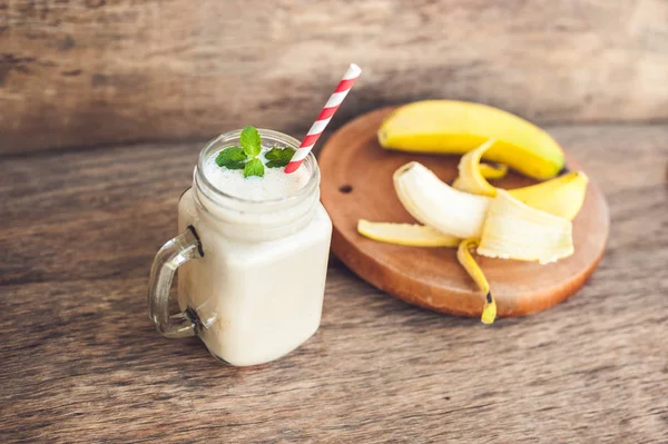 Bananencocktail und frische Bananen — Stockfoto