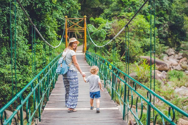 Mother and son are going on a suspension bridge — Stock Photo, Image