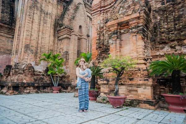 Mother and Toddler Son  in Vietnam — Stock Photo, Image