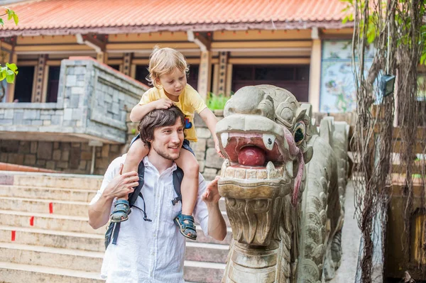 Pappa och son i Long Son Pagoda — Stockfoto