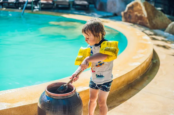 Jongen wast de voeten van het zand — Stockfoto