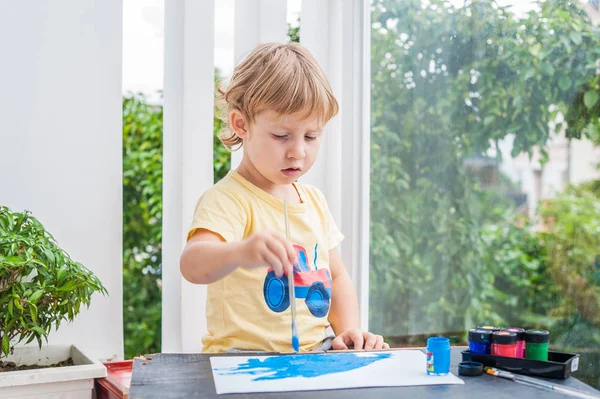 Pequeño niño pintando con pinturas de colores —  Fotos de Stock