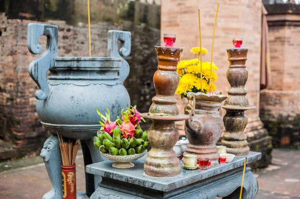 Altaret för bön på ett buddhistiskt tempel — Stockfoto