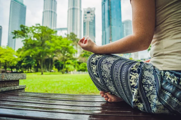 Mujer joven meditando en el parque — Foto de Stock