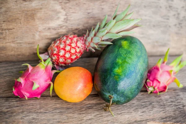 Melancia, manga, abacaxi, fruta de dragão — Fotografia de Stock