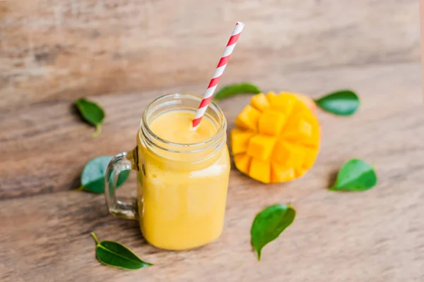 Juicy smoothie from mango — Stock Photo, Image