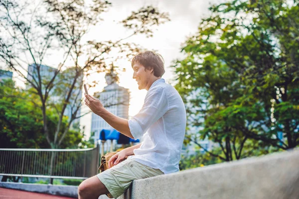 年轻男子用的手机. — 图库照片