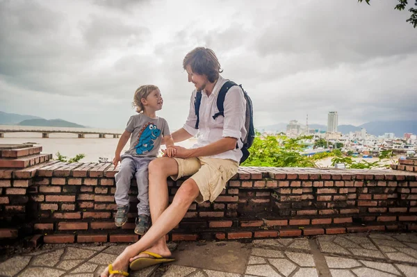 Padre e hijo pequeño en Vietnam —  Fotos de Stock