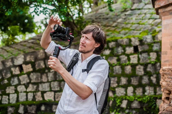 Homem videógrafo em Po Nagar Cham Tovers . — Fotografia de Stock