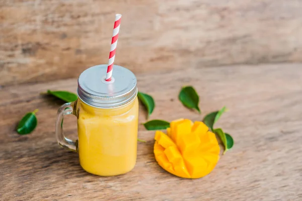 Juicy smoothie from mango — Stock Photo, Image