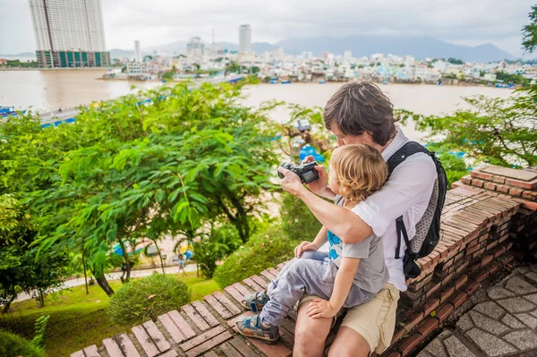 Apja és a kisgyermek fia Vietnamban — Stock Fotó