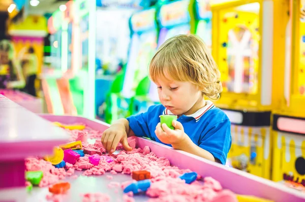 Menino brincando com areia cinética — Fotografia de Stock