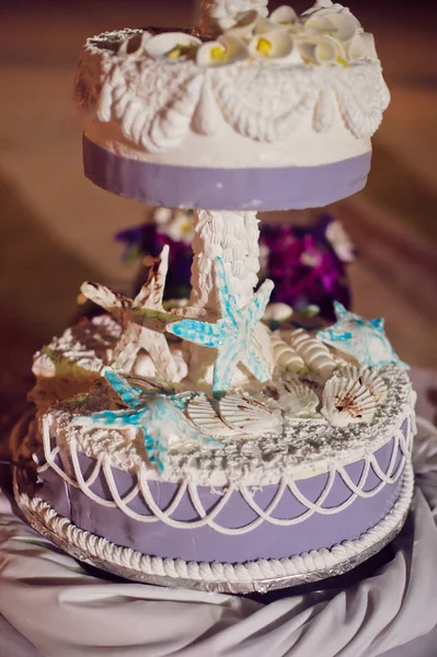 Tort weselny na plaży — Zdjęcie stockowe