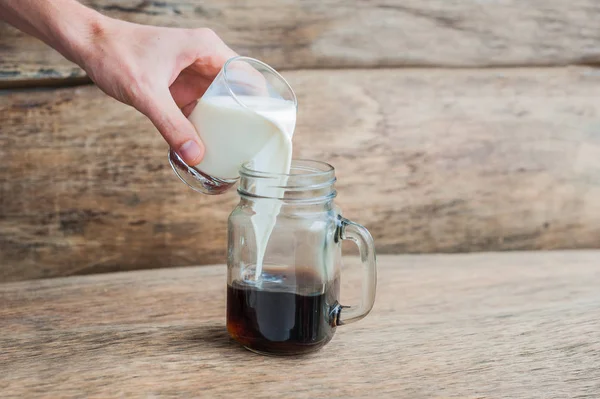 Café negro y un vaso de leche . —  Fotos de Stock