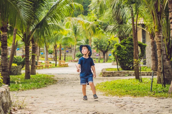 Asya parkta çocuk yürüyor — Stok fotoğraf