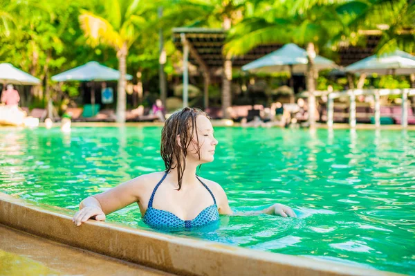 Jeune femme se relaxant dans la piscine — Photo