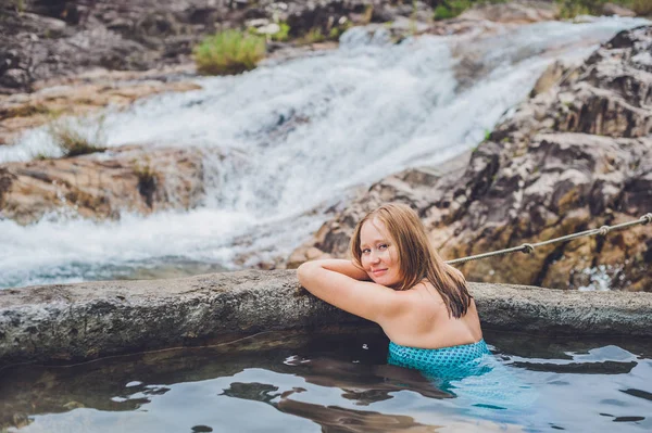 Жінка розслабляється в гарячому весняному басейні — стокове фото