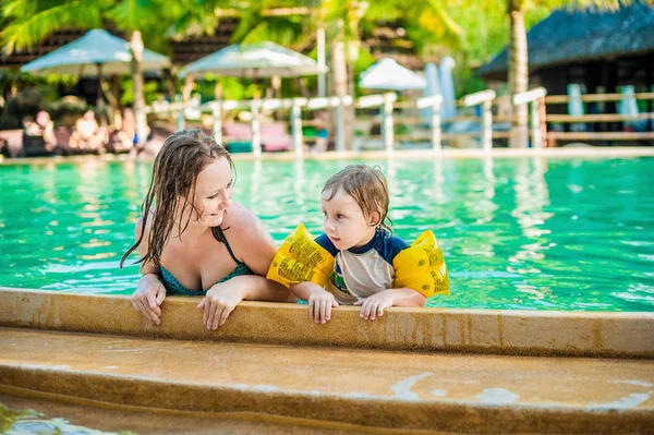 Mother and todler son in a swimming pool. — Stock Photo, Image
