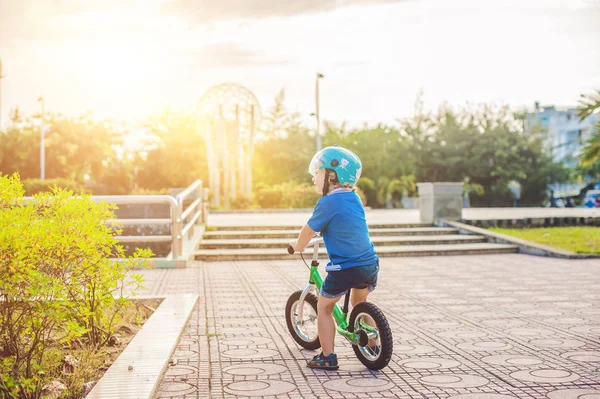 Ξανθό παιδί αγόρι οδήγηση ποδηλάτου — Φωτογραφία Αρχείου