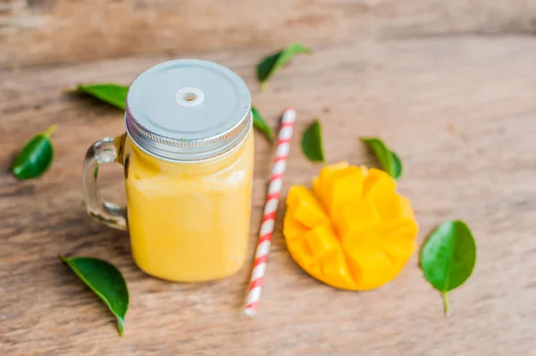 Сочный смузи из манго — стоковое фото