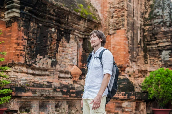 Человек турист во Вьетнаме — стоковое фото