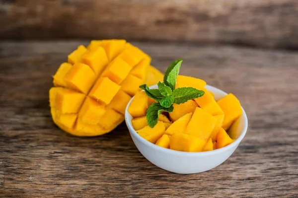 Mango fruit and mango cubes — Stock Photo, Image