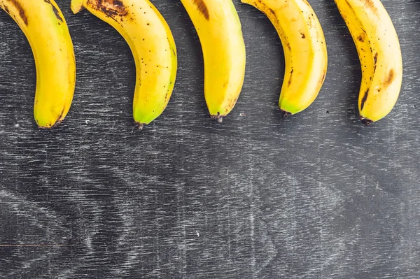 Banane fresche sul vecchio sfondo di legno — Foto Stock