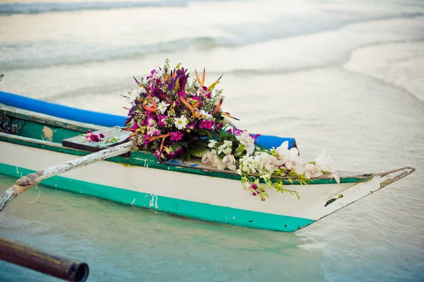 Barco filipino e um buquê de flores — Fotografia de Stock