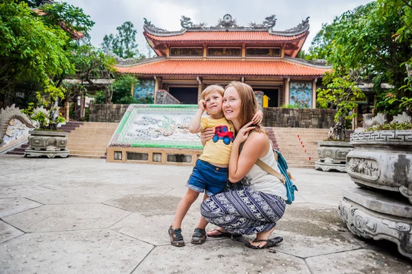 Turisté máma a syn v dlouhých Pagoda — Stock fotografie