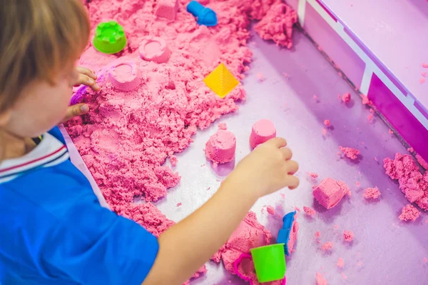 Junge spielt mit kinetischem Sand — Stockfoto