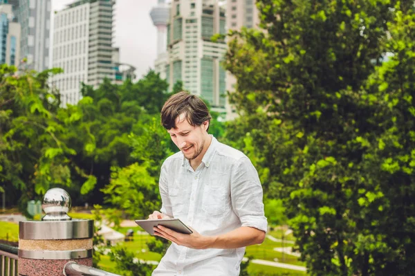 Бізнесмен використовує планшет тропічний парк — стокове фото