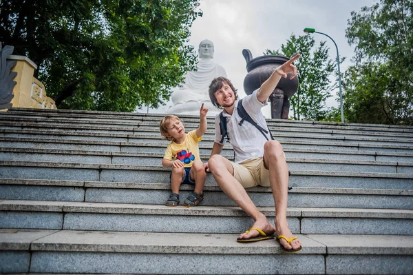 Pappa och son i Long Son Pagoda — Stockfoto