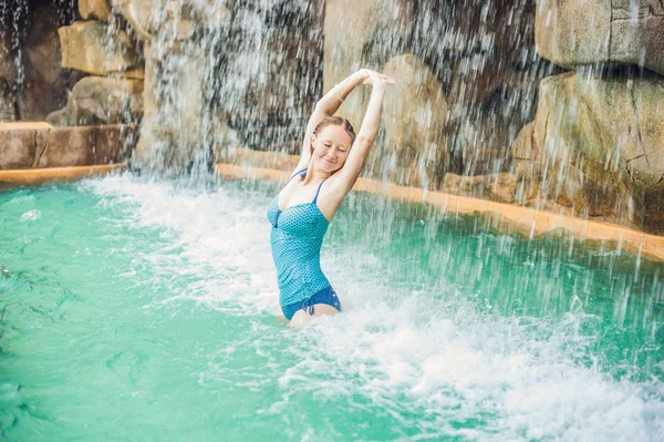 女人放松下水族公园瀑布 — 图库照片