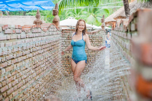 Ung mulher no chuveiro de massagem — Fotografia de Stock