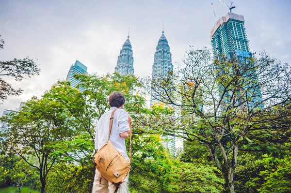 Mann blickt auf die Petronas-Zwillingstürme — Stockfoto