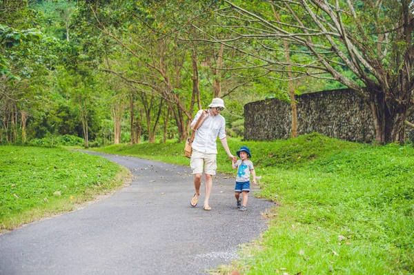 Otce a syna chůzi po malebné silnici — Stock fotografie