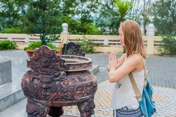 Young woman Traveler praying — Stock Photo, Image