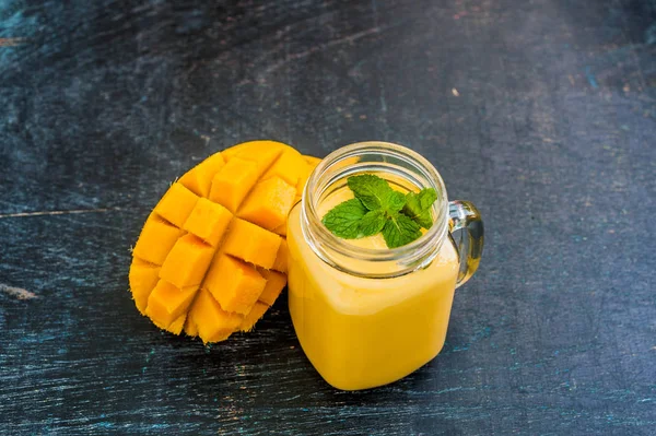 Batido de mango en un frasco de vidrio Mason — Foto de Stock