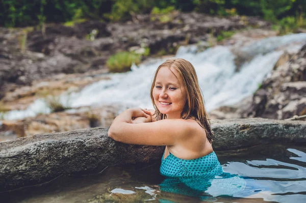 Mulher relaxante na piscina termal — Fotografia de Stock