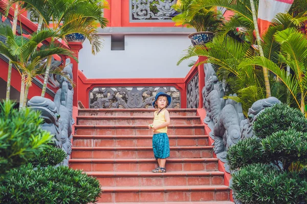 Niño en templo budista en Vietnam — Foto de Stock