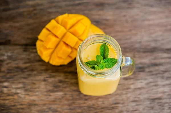 Frullato di mango in un barattolo di vetro — Foto Stock