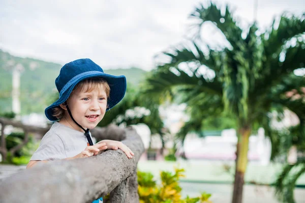 Yürümeye başlayan çocuk turist Vietnam — Stok fotoğraf