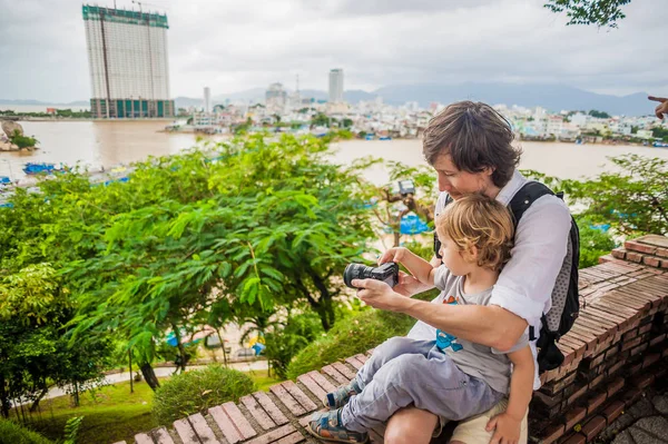 Otec a syn batole ve Vietnamu — Stock fotografie