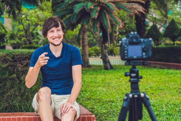 Jovem blogueiro grava vídeo — Fotografia de Stock