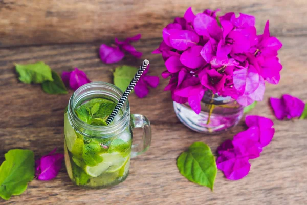 Λουλούδια και την άνοιξη mojito ποτό — Φωτογραφία Αρχείου